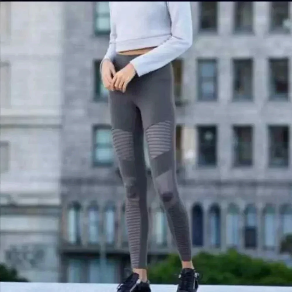 ALO YOGA Moto Leggings‎ in Anthracite Grey